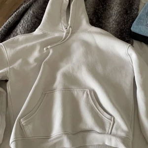 Vit huddie - vit huddie från bik bok hör av dig om du vill ha fler bilder köparen står för frakten ☺️