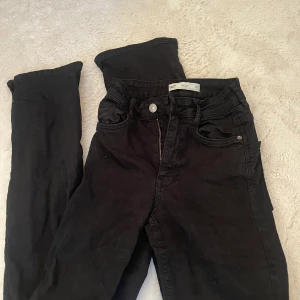 Molly byxor med slits - Jätte snygga jeanse med slits från Gina.