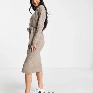 New Look - gråbrun stickad klänning med polokrage och knytning i midjan  - En jättefin klänning i stickat material, den är super mysig nu för hösten. Jag har aldrig använt den, prislappen sitter fortfarande kvar på den. Ny pris är 351