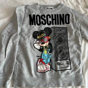 Limited edition tröja från Hms limited edition collektion med Moschino för något år sedan som inte längre går att få tag på. Är både fin och skön att ha på sig.  Köparen står för frakt!