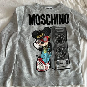Moschino x Hm tröja - Limited edition tröja från Hms limited edition collektion med Moschino för något år sedan som inte längre går att få tag på. Är både fin och skön att ha på sig.  Köparen står för frakt!