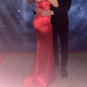 Röd bal/bröllopsklänning - Superfin balklänning, lätt finaste jag sett! Kan dras in i midjan. Pris kan diskuteras!