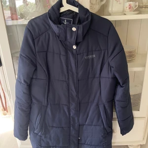 Vinterjacka storlek 40 - Bekväm vinterjacka i längre modell.