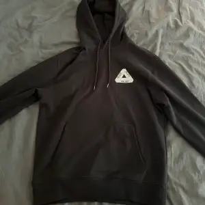 Säljer Palace hoodie som är använd 1 gång pga fel storlek. Hoodien är svart med ett mindre vitt tryck på framsidan och större på baksidan. Storleken är Large. Fint skick!