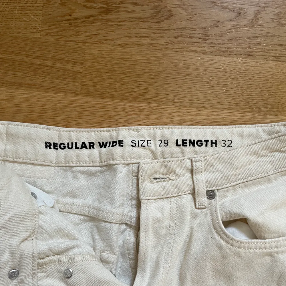 Beigea/creme vita jeans från bikbok. Strl 29/32, långa på mig som är 176cm. Säljer då dom knappt kommit till användning och inte sitter som jag föredrar 🥰 bra skick! Nypris 599kr, slutsålda ❤️ frakt tillkommer!. Jeans & Byxor.