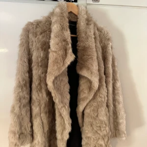 Pälsjacka (fake) - Jacka från zara  Knappt använd i strl S