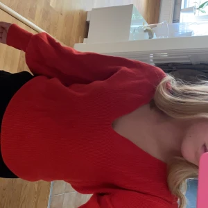 Fin röd tröja  - Säljer denna fina tröjan som tyvärr inte kommer till användning 