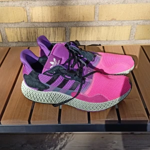Adidas x SNS ZX4000_4D  - Ett par limited edition Adidas x SNS som knappast är använda.