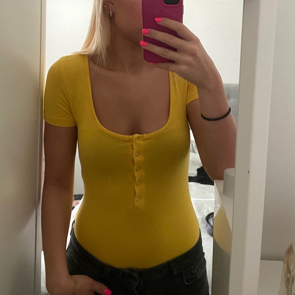 Gul t-shirt body med knappar XS