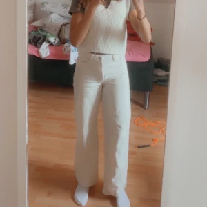 Beiga wide leg jeans - Säljer mina beiga wide leg jeans från bikbok. Köpta för 600kr och sparsamt använda. Kontakta vid intresse och frågor💗