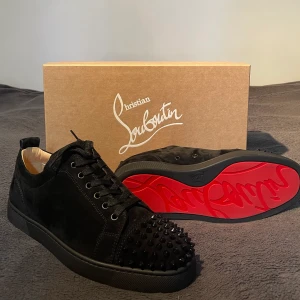 Christian Louboutin - Tja, säljer nu mina Christian Louboutin❗️skorna är köpta för strax över 8k säljer nu dom då jag inte fått någon användning för dom. Allt OG finns kvar, tveka inte på att höra av er vid intresse