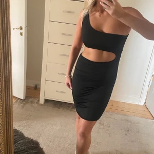 Svart klänning - Samma klänning som den vita hon bär på andra bilden fast i svart. Svinsnygg  stretchig klänning! Perfekt att gå ut i med en blazer över eller bara som den är😍 säljer då jag har en liknande redan. Strl 38 men skulle säga att den passar från 36/38