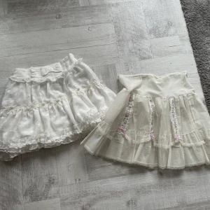 Kjolar - HÖGER ÄR SÅLD! Säljer dessa fina kjolar då de inte kommer till användning, den ena har gula fläckar (se bild) men jag tror att de går bort i tvätten💗 
