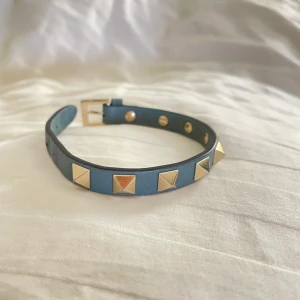 Valentino armband - Valentino Rockstud armband, fint men använt skick! Nypris 2200 kr! Unik färg som är såå snygg! Dustbag, extra nit och  kartong medkommer!🤍