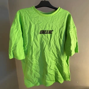 Billie eilish merch  - Grön officiell billie eilish tröja merch. väldigt tjock material och nästan aldrig använd! väldigt fint skick. skulle säga att den är L/XL ! Har ett par matchande shorts så om du är intresserad hör av dig 😇 säljer för 190kr+frakt ❣️