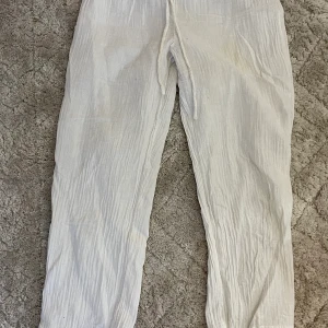 ASOS - vita linnebyxor  - Passar perfekt för dig som är 1,60! 