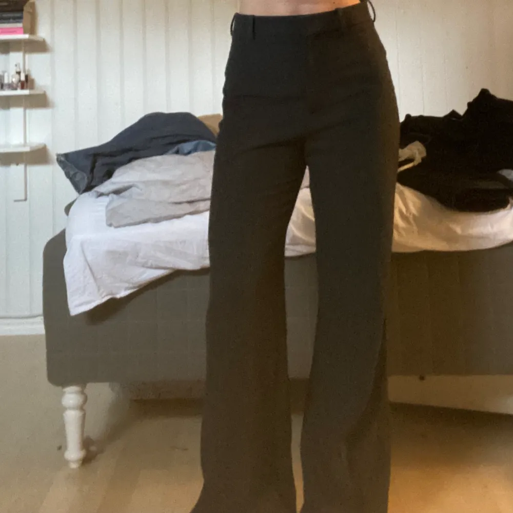 Svin snygga mörkgrå kostymbyxor från Zara!💙💙 . Jeans & Byxor.