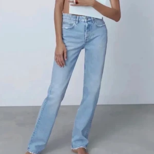 blå jeans  - jätte fina zara jeans som inte kommer till användning, ingen skada på jeansen och de är i riktigt bra skick❣️kan tänka mig att korta av priset
