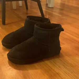 Svarta adidas  - Svarta uggs som jag använde halva vintern förra året, jättefint skick!