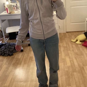 Cubus tröja - Super mysig beige zip up tröja från cubus, säljer då den tyvärr inte används längre💕