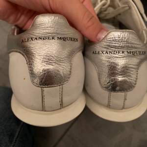 Säljer dessa super snygga Alexander McQueen skor i storlek 38,5! Skorna är i mycket fint skick med några enstaka slitningar i lädret därav priset. Hör gärna av er vid intresse💓 Pris kan diskuteras! 