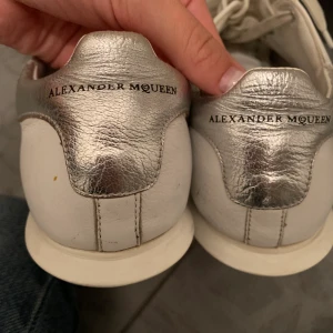 Alexander mcqueen skor - Säljer dessa super snygga Alexander McQueen skor i storlek 38,5! Skorna är i mycket fint skick med några enstaka slitningar i lädret därav priset. Hör gärna av er vid intresse💓 Pris kan diskuteras! 