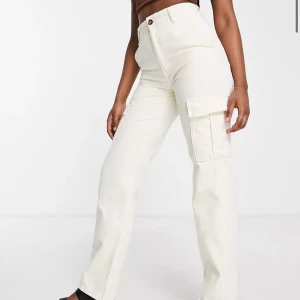 Gräddvita cargobyxor i storlek 38 - Helt nya. Köpte dem från Plick och prislappen och allt är kvar. Skit fin kvalite men var för små tyvärr😔