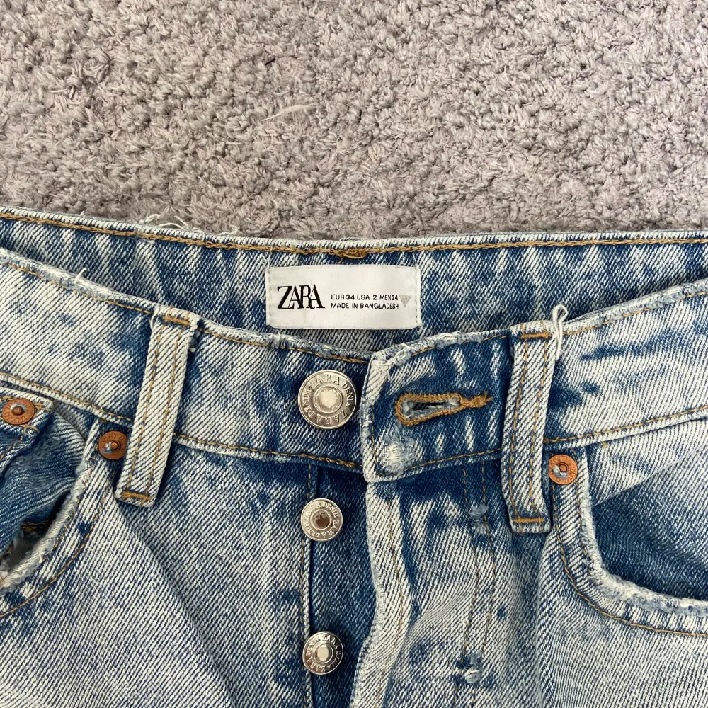 Ljusblå jeans från zara i storlek 34🧚🏽‍♀️ slutar vid ankeln på mig som är 164cm😇. Jeans & Byxor.