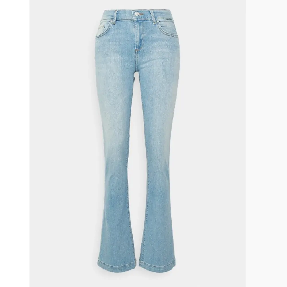 Ljusblåa ltb jeans i modellen Fallon. Storlek 27/30, helt oanvända! köparen står för frakten💕. Jeans & Byxor.
