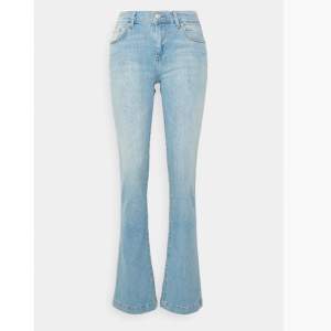 Ljusblåa ltb jeans i modellen Fallon. Storlek 27/30, helt oanvända! köparen står för frakten💕