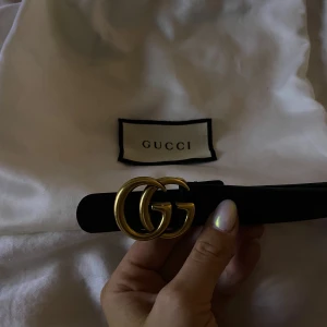 Gucci bälte  - Säljer mitt klassiska Gucci bälte. Endast använt ett fåtal gånger, Inköpspris 3300 säljer kring 1500. Skriv i meddelanden vid intresse 🤎 