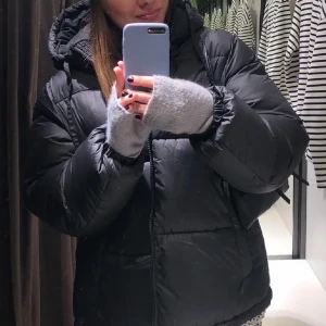 Vinterjacka - Mysig vinterjacka från HM i storlek M, perfekt och snyggt oversize, väldigt efterfrågad samt slutsåld