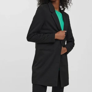 Blazer - Long blazer från Vero Moda nypris 449:-☀️ Helt oanvänd prislappen kvar.