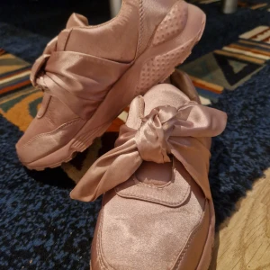 Strl 38 nya adidas  - Storlek 38, rosa adidas skor är nya.     vissa skor behöver rengöras, de låg i en påse med andra skor, så de kan vara smutsiga eller dammiga, mycket bra skick, perfekt skick eller nya skor, storlek 37 eller 37,5 och alla skor passar 24 cm eller 23,5 cm