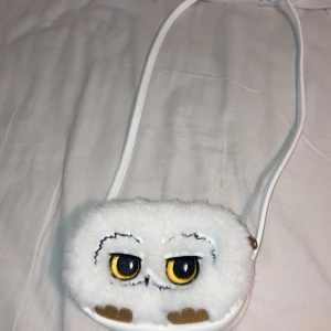 Harrypotter väska  - Handväska i Jättebra skick använd ca 4 gånger jätte söt och fluffig inget smuts eller nått kostade ca 200