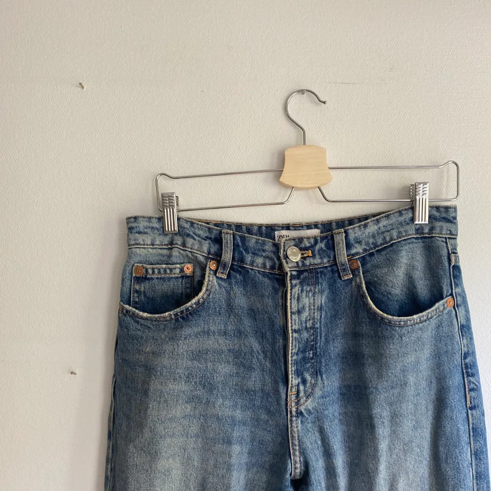 Zaras straight mid rise jeans, för små för mig så de är lite lösare än bilden💓. Jeans & Byxor.