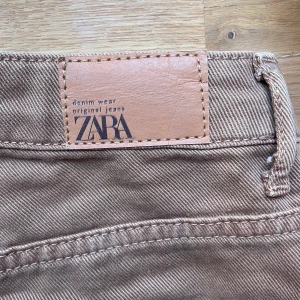 Zara Jeans🤎 - Ett par bruna Zara Jeans superfina nu till hösten🤎🍂De är upprullade nedtill som visat på 3:e bilden men passar tyvärr inte mig längre. Ljuset på första bilden skiljer sig väldigt mycket från de andra bilderna där färgen stämmer överens med hur de ser ut