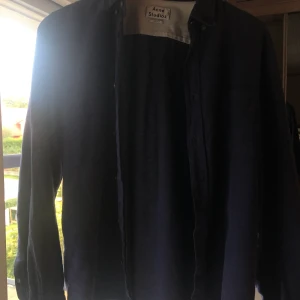 Navy blå acne acne skjorta storlek M - Skjortan är i bra skick. Pris 550. Öppen för bud.