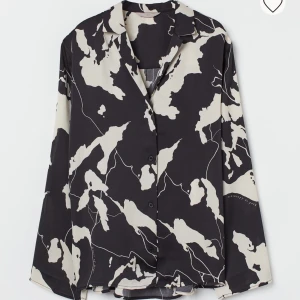 Set - Snyggt set från H&M. Säljer för att det tyvärr aldrig kommit till användning dvs är det helt oanvänt… prislapparna är kvar. Säljer för 320kr totalt (exkl.frakt). Storlek S i byxa och M i tröja.