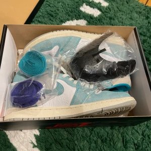 Jordan 1 turbo green  - Säljer mina par turbo green 110% äkta  Säljer för dom inte kommer till användning  Kan bjuda på frakt vid snabb deal  Fler bilder dm  Ingen flaw 8/10 