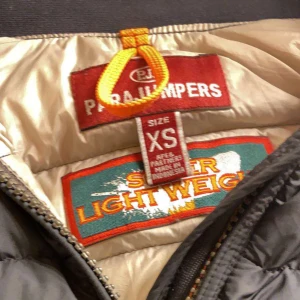 Parajumper väst - Säljer min parajumper väst då jag inte har användning av den, passar både tjejer och killar, köpt i våras på johnells💞inga defekter och pris går att diskuteras