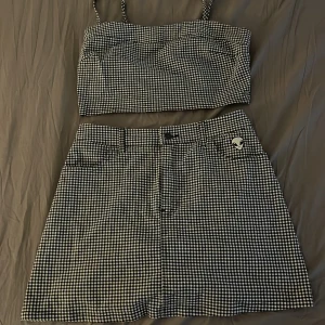 Set från pull and bear  - Super gulligt och väldigt stretchigt set från pull and bear, aldrig använt då det är för stort för mig, normaltvis är jag xs. 150kr INKL frakt! 