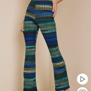Byxor - Säljer dessa super fina byxor från Nelly!! Jättefina men kommer aldrig till användning💚💙nästan aldrig använda