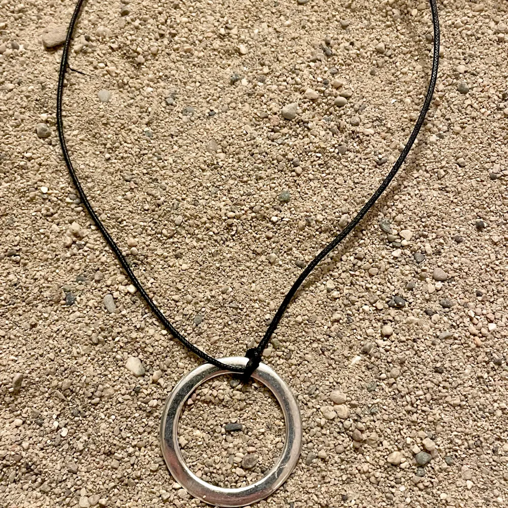 Trendigt circle charm halsband 💜💜💜 fint till alla stilar i alla väder! Se mer på hannashoops.com . Accessoarer.