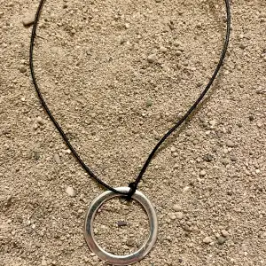 Trendigt circle charm halsband 💜💜💜 fint till alla stilar i alla väder! Se mer på hannashoops.com 