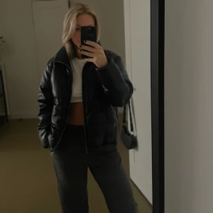 Jacka  - Jacka från H&M. Säljer för att den inte kommer till nån användning, köpte förra vintern. Storlek S