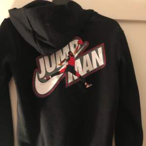Jordan Nike hoodie med dragkedja, svart med tryck. Stort tryck på ryggen, litet på framsidan. Använd men är i fint skick. Annonsen finns på fler sidor. 