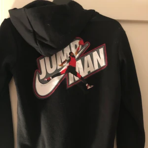 Jordan Nike - Jordan Nike hoodie med dragkedja, svart med tryck. Stort tryck på ryggen, litet på framsidan. Använd men är i fint skick. Annonsen finns på fler sidor. 