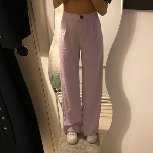 Kostymbyxor - Ett par rosa/lila kostymbyxor fån Beshka. Bra passform!