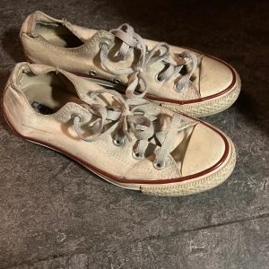 Vita Converse, strl 36,5 - I väldigt fint skick men man kan få dom i ännu finare skick genom o tvätta de!  